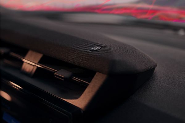 Nahaufnahme eines Lautsprechers des B&O Soundsystems im Ford Puma Gen-E