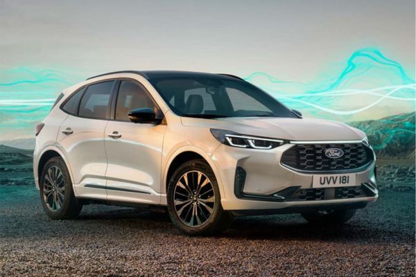 Ford Kuga Sound Edition in weiss, parkend mit grüner Schallwellengrafik im Hintergrund
