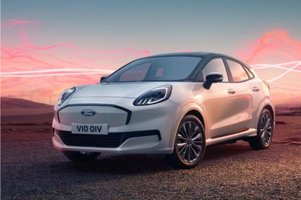 Ford Puma Gen-E Sound Edition in weiss, parkend mit roter Schallwellengrafik im Hintergrund
