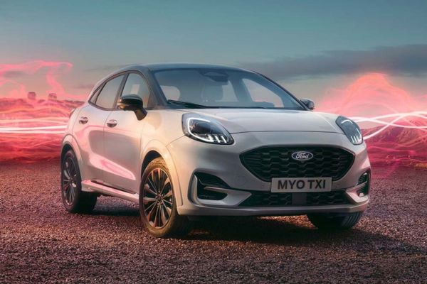 Ford Puma Sound Edition in weiss, parkend mit roter Schallwellengrafik im Hintergrund