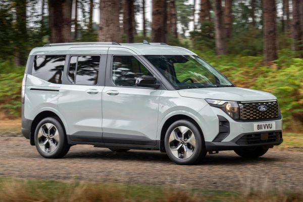E-Tourneo Courier roule à travers la forêt sur une route de campagne