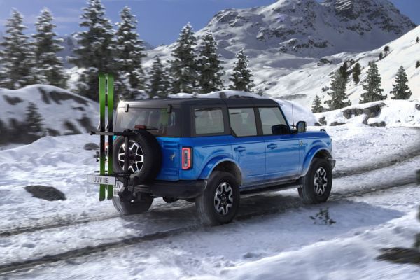 Ford Bronco sur une route de montagne enneigée