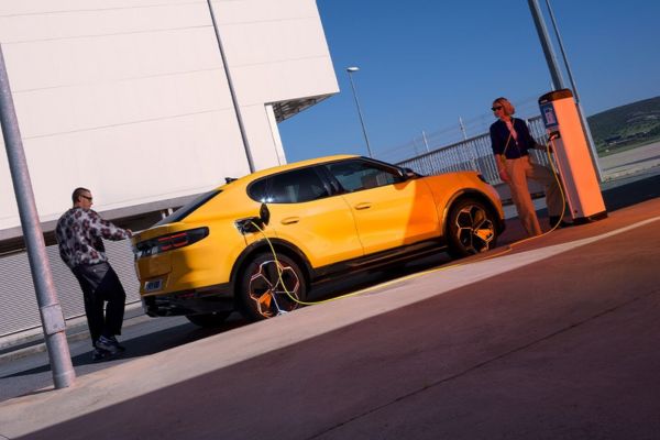 Ford Capri est chargée par deux personnes