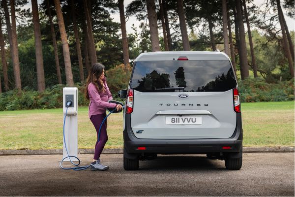 Ford E-Tourneo Courier est garée sur un parking et est en cours de recharge