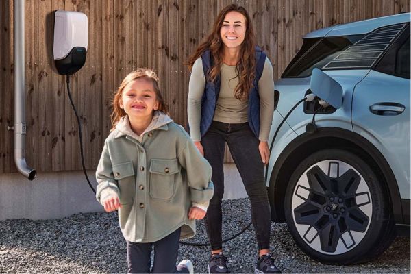 Femme et enfant devant le Ford Explorer en cours de chargement