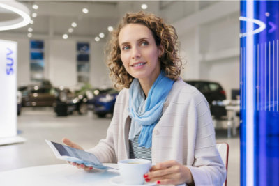 Une cliente attend en buvant une tasse de café