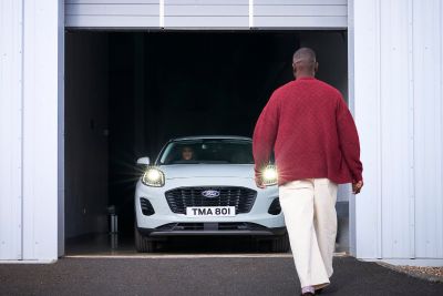 Une cliente sort son Puma blanche du garage et fonce sur un client