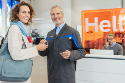 Un employé du service clientèle accueille une cliente