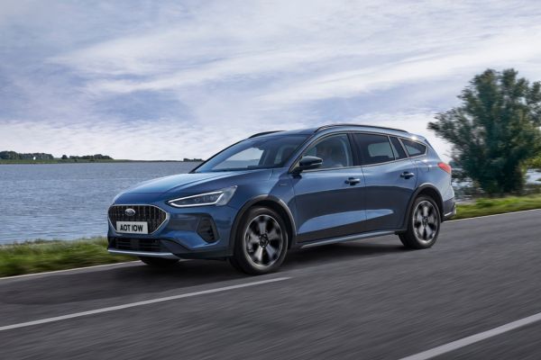 Ford Focus roulant sur la route avec un lac en arrière-plan