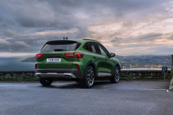 Ford Kuga verte roule sur la route au large de la mer
