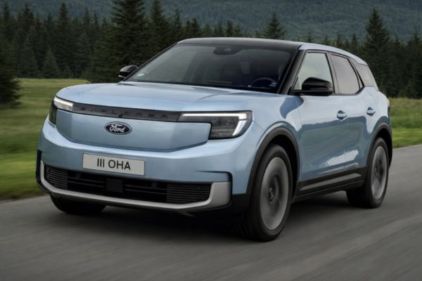 Ford Explorer roulant sur une route de campagne avec des montagnes en arrière-plan