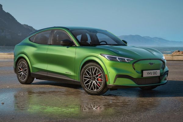 Une Ford Mustang Mach-E garée dans une rue.