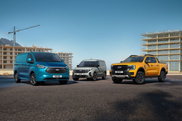 Flotte Ford Ford Transit et Ranger sur la plage avec un chantier en arrière-plan