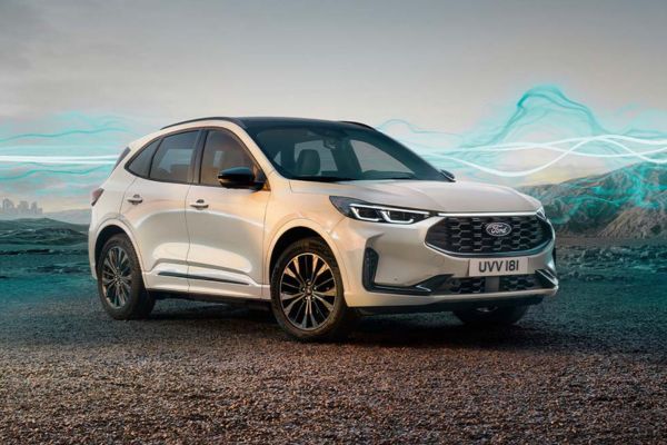 Ford Kuga Sound Edition dans un paysage montagneux rocailleux, avec des accents lumineux bleus et blancs en arrière-plan