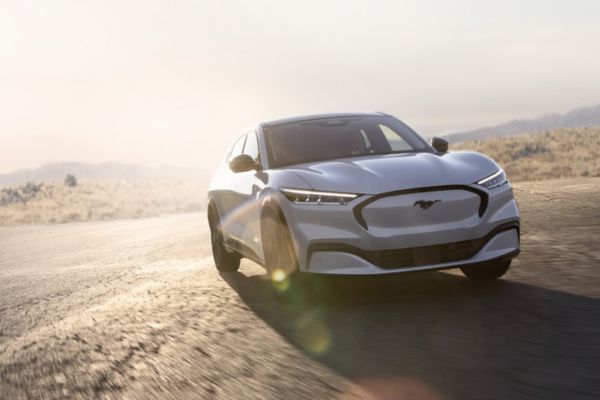 La Ford Mustang Mach-E roule le long d'une route aride