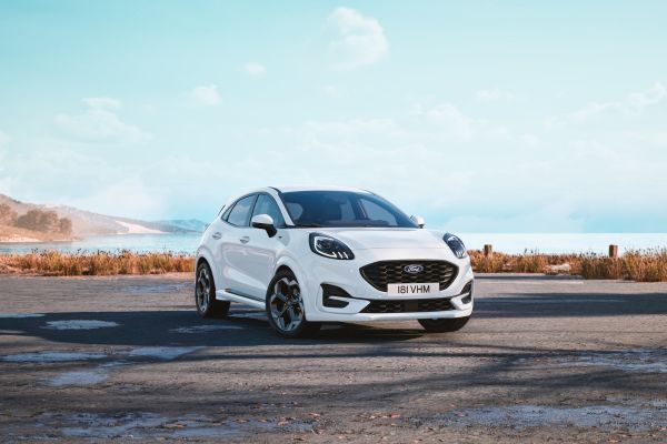 Une Ford Puma noire de l'édition Black & White sur une route côtière avec la mer en arrière-plan