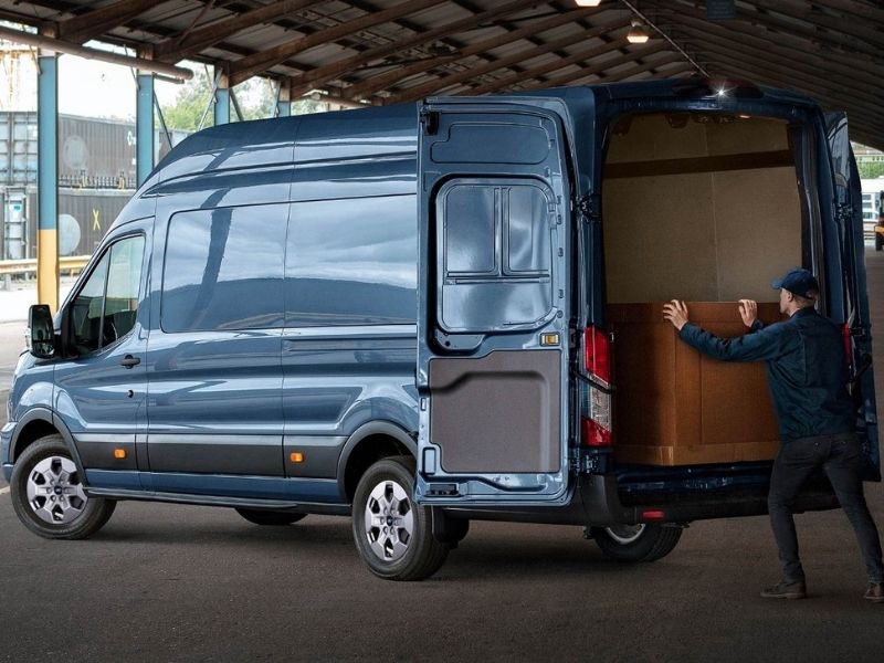 Le Ford E-Transit vu de face avec des nuages en arrière-plan