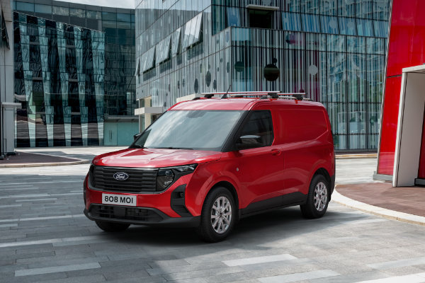 Ford Transit Courier rouge garé dans une rue en ville