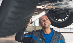 Un mécanicien inspecte la carrosserie