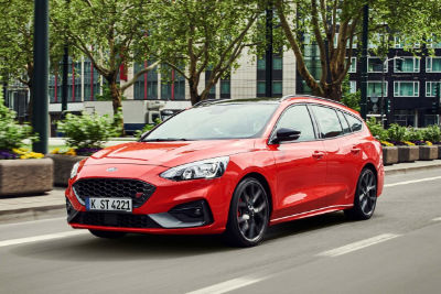 Voiture neuve Ford rouge sur la route