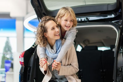 Femme et enfant devant un véhicule