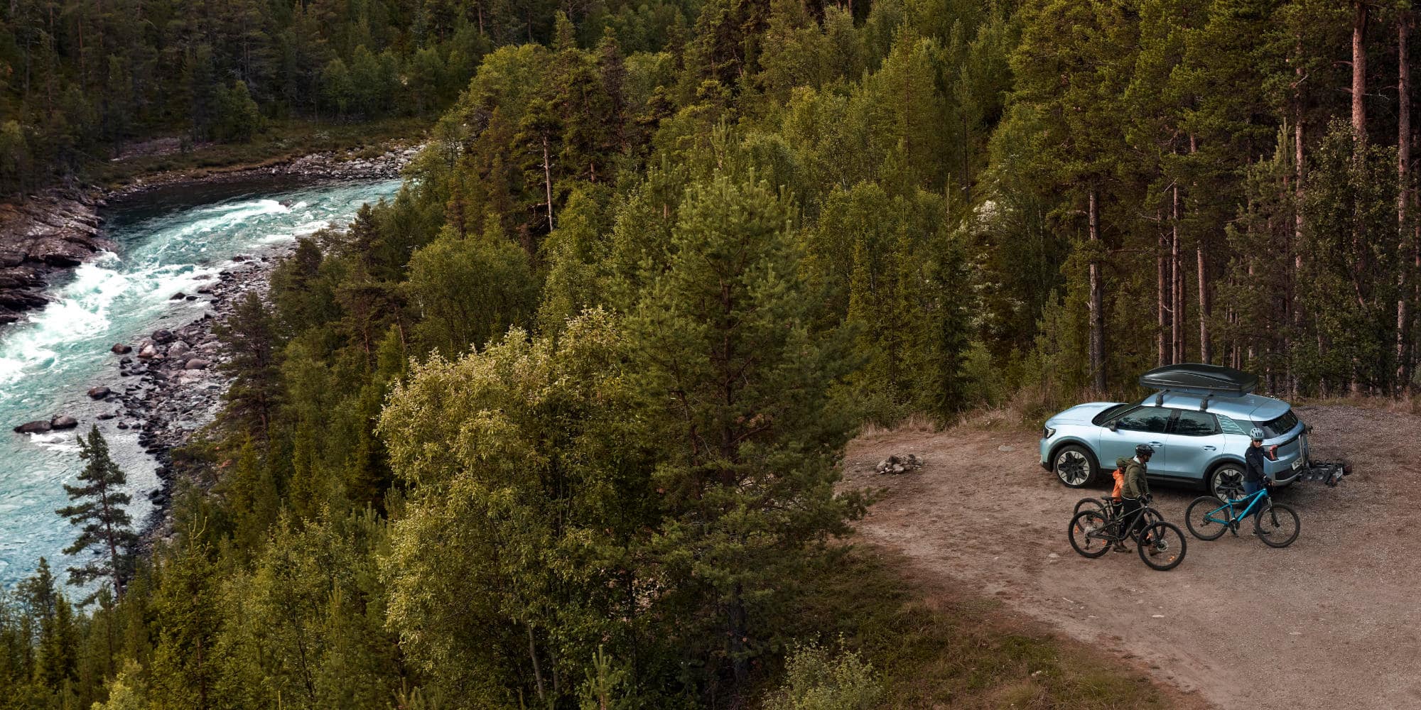 Ford Explorer holdende ved træer og vand Billede af Ford Explorer holdende ved træer og vand