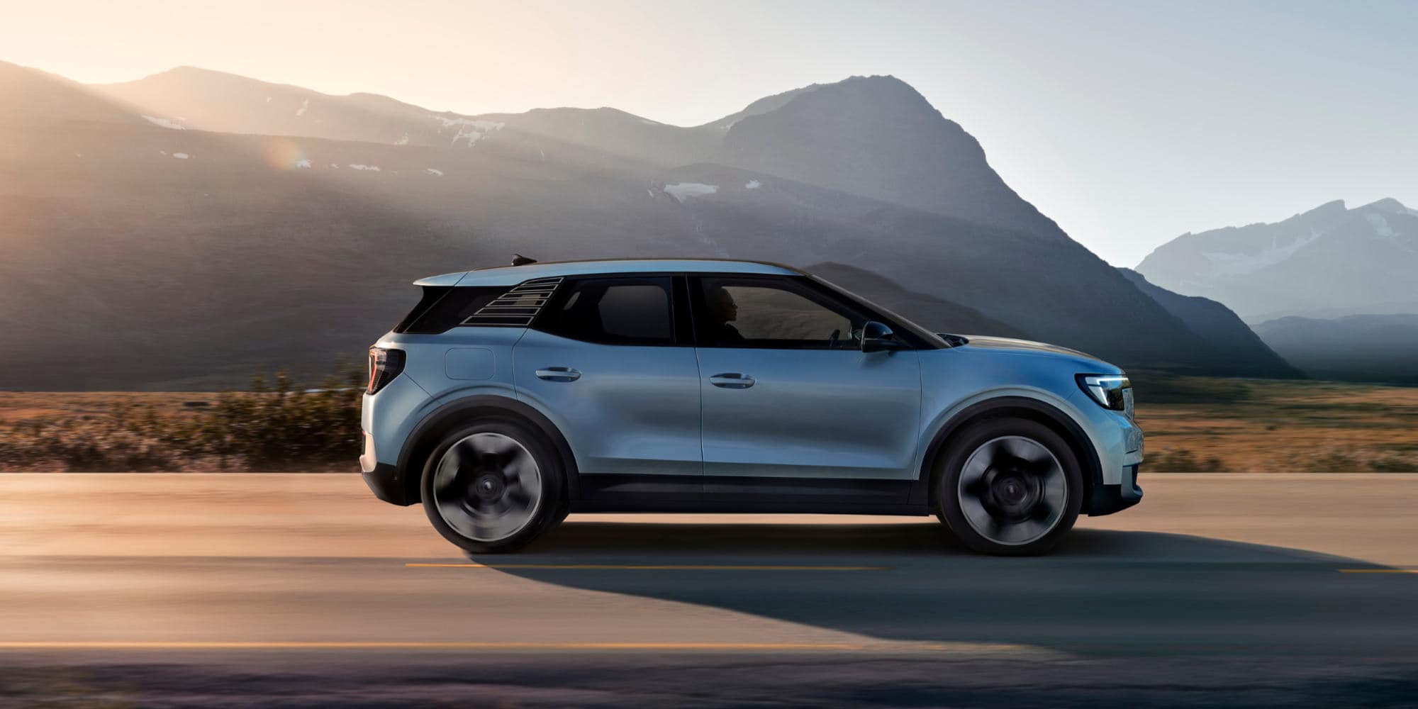 Ford Explorer kørende på vej Billede af Ford Explorer kørende på vej