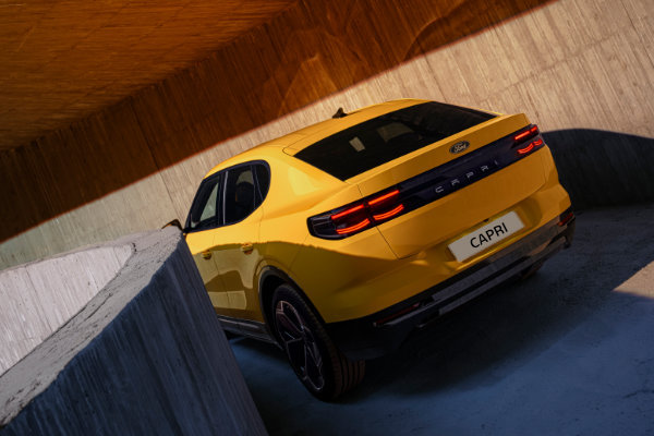 Ford Capri kørende på vej