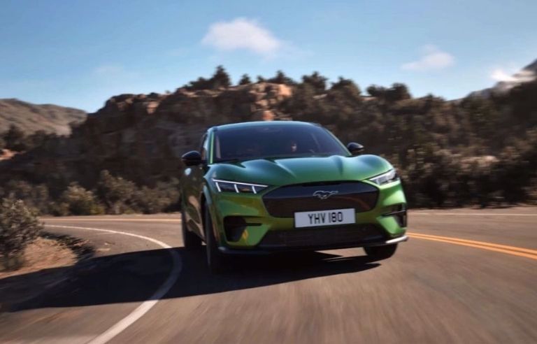 Ford Mustang Mach-E 2025 ford mustang mach-e 2025 kørende på vej