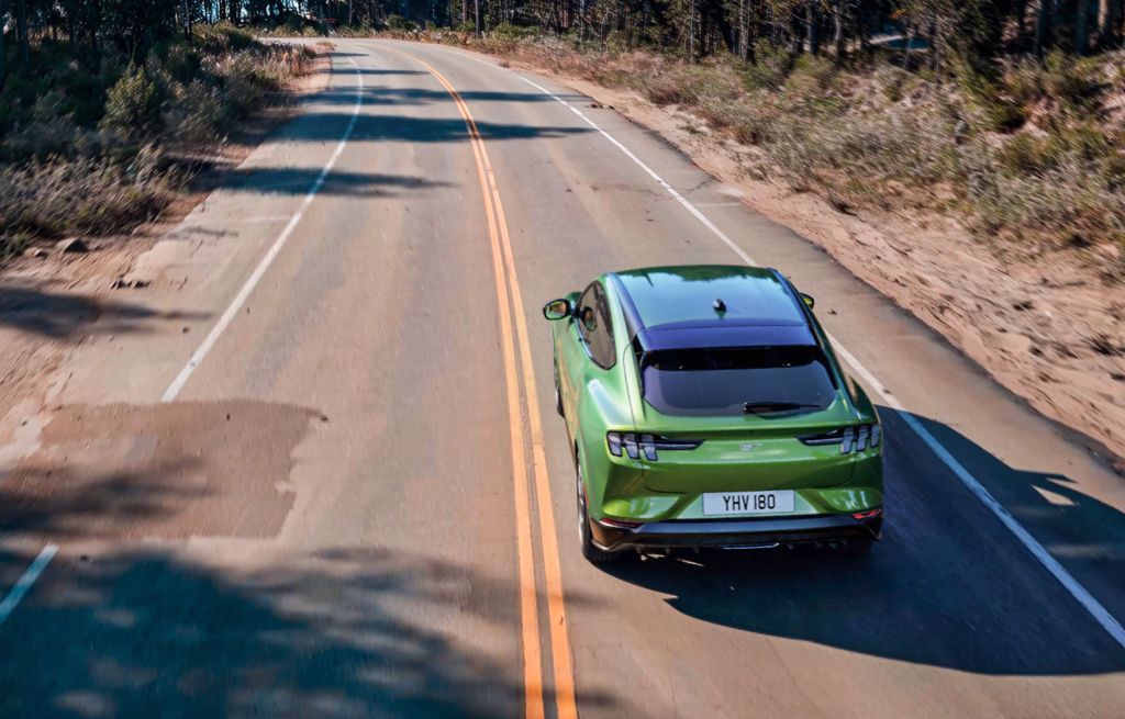 Mustang Mach-E BlueCruise mustang mach-e kørende på vj bluecruise