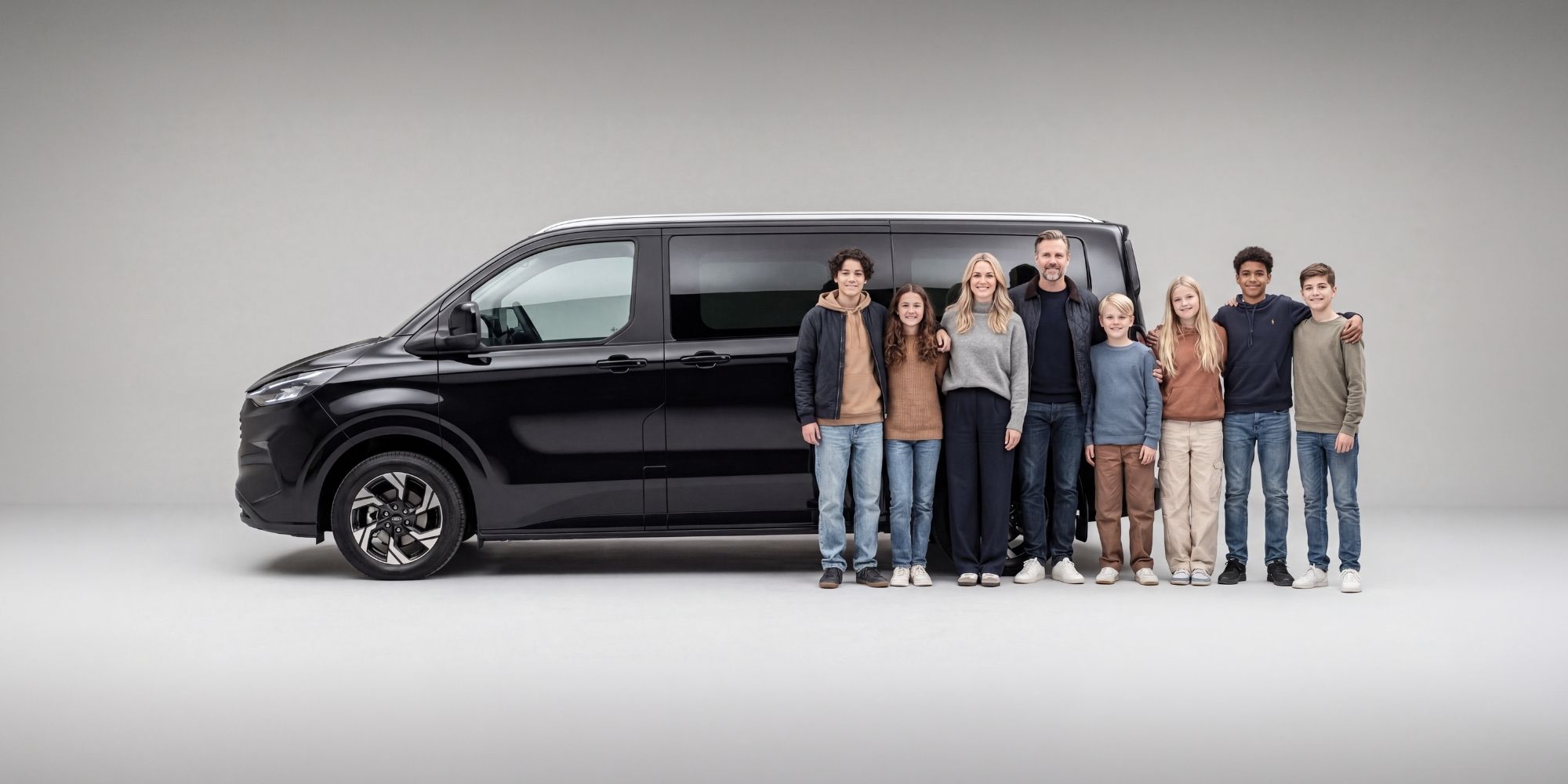 Familie foran moderne elbil Tourneo Custom