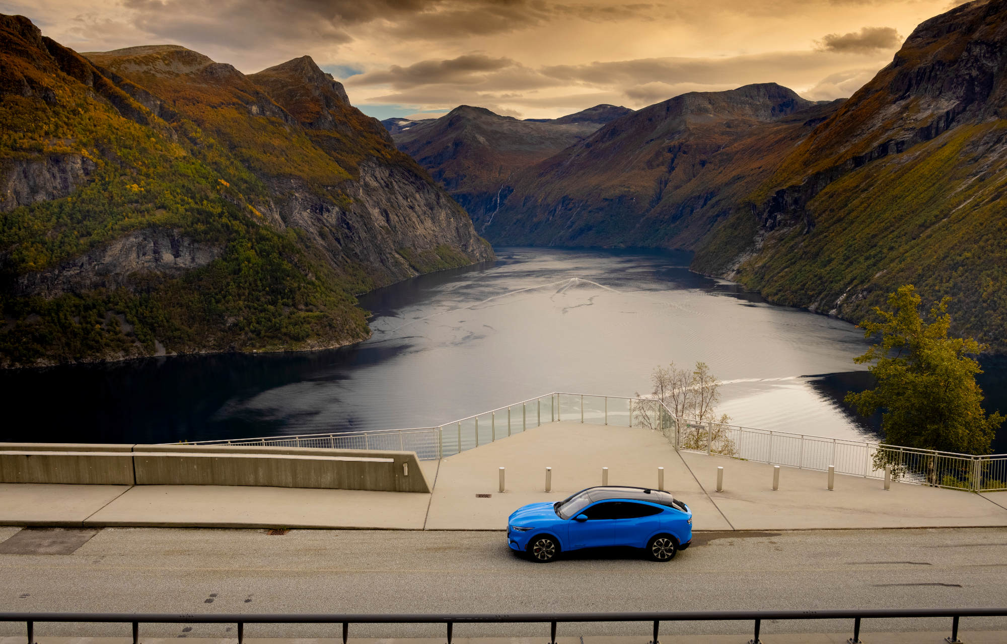 Mach-E i Norge med bjerg og sø