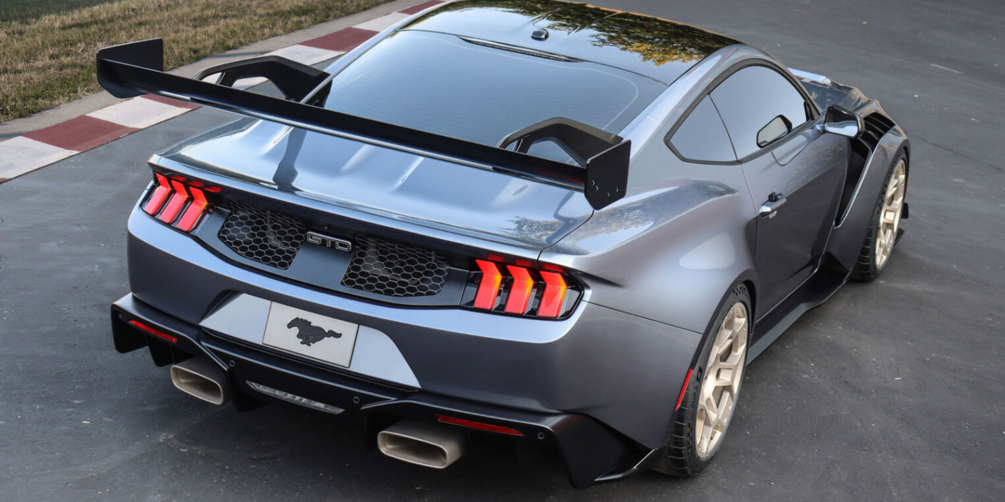 Ford Mustang GTD på racerbane bagfra