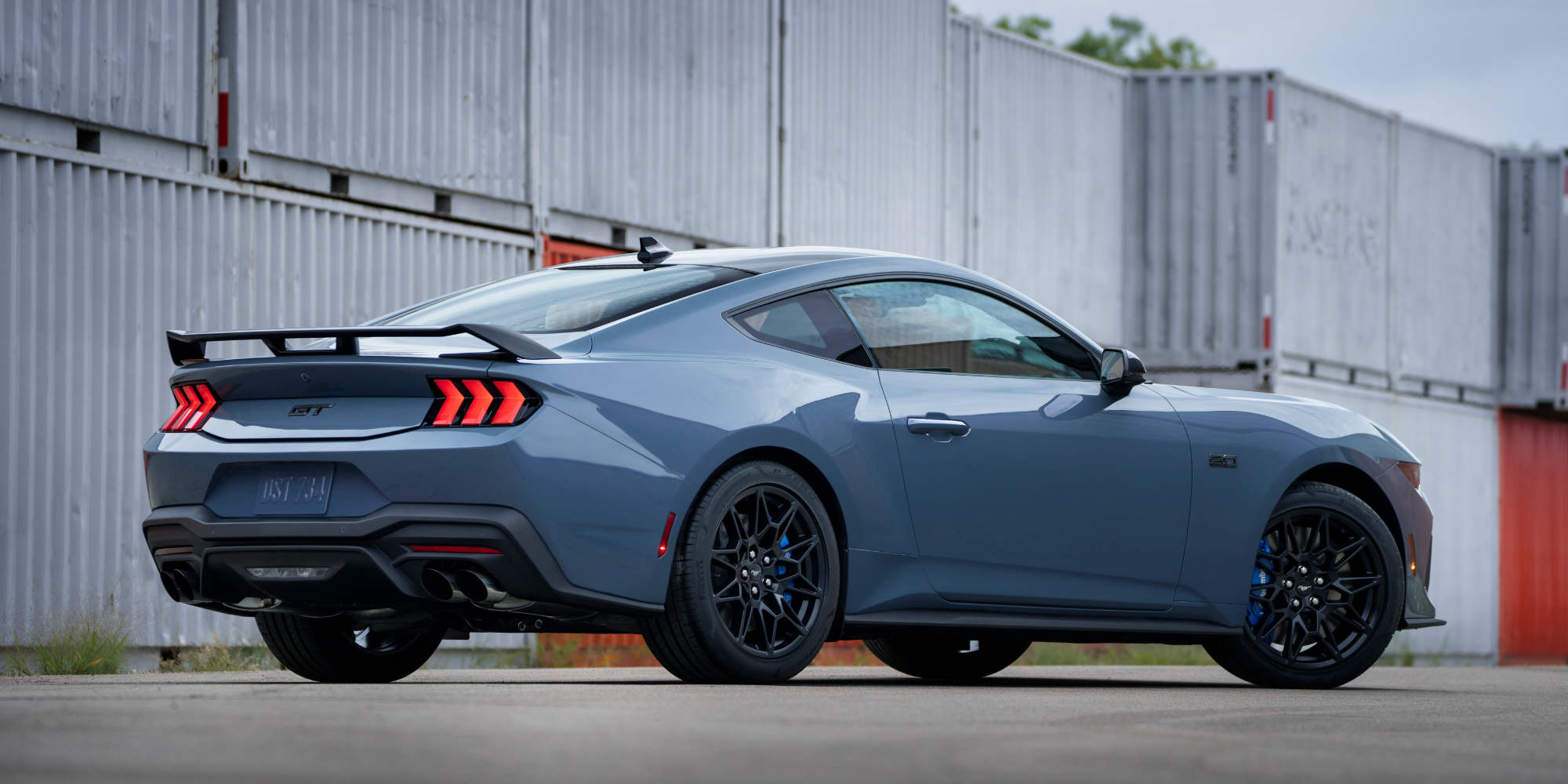 Ny blå Mustang fra siden