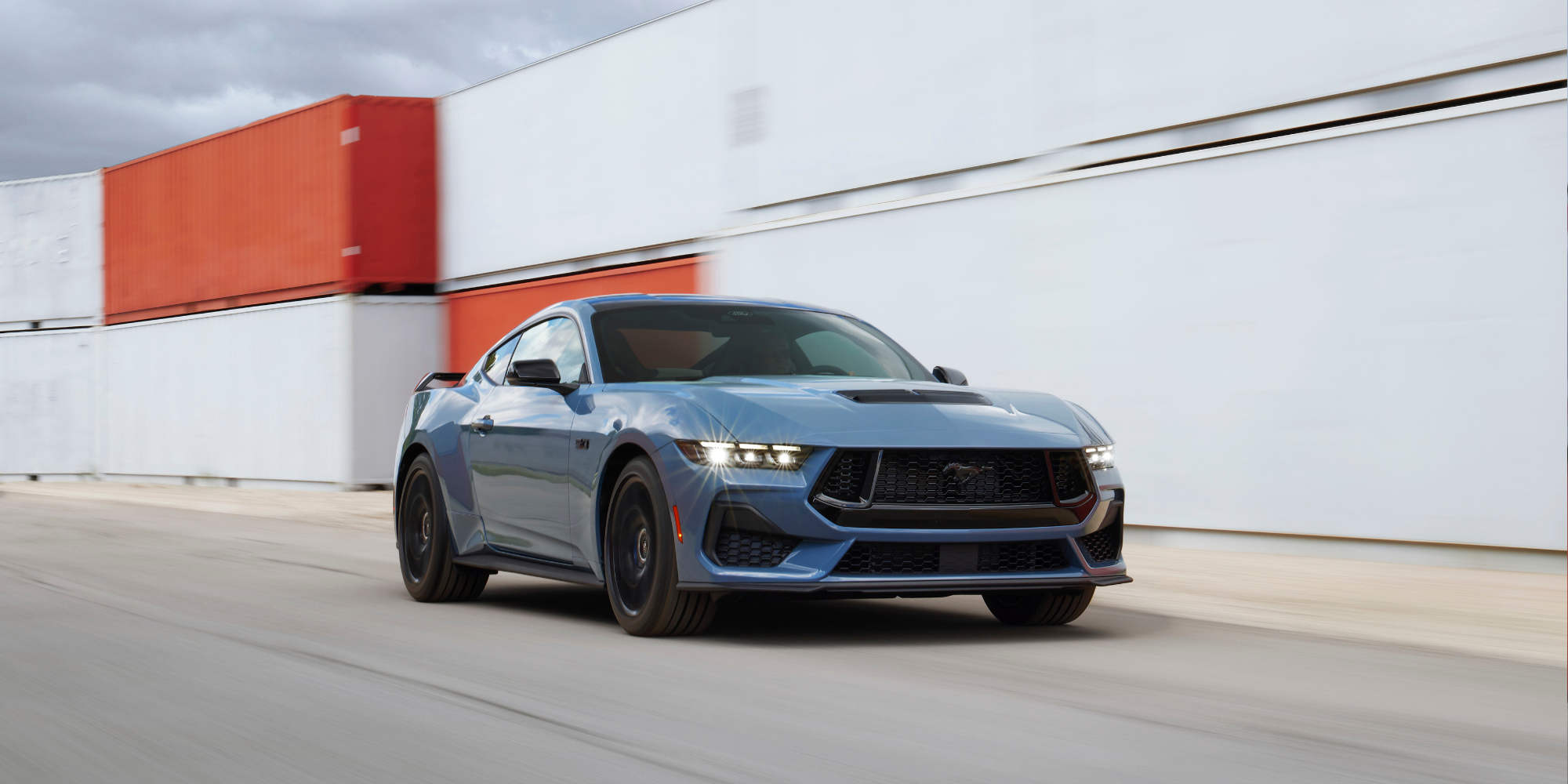 Ny blå Mustang kørende