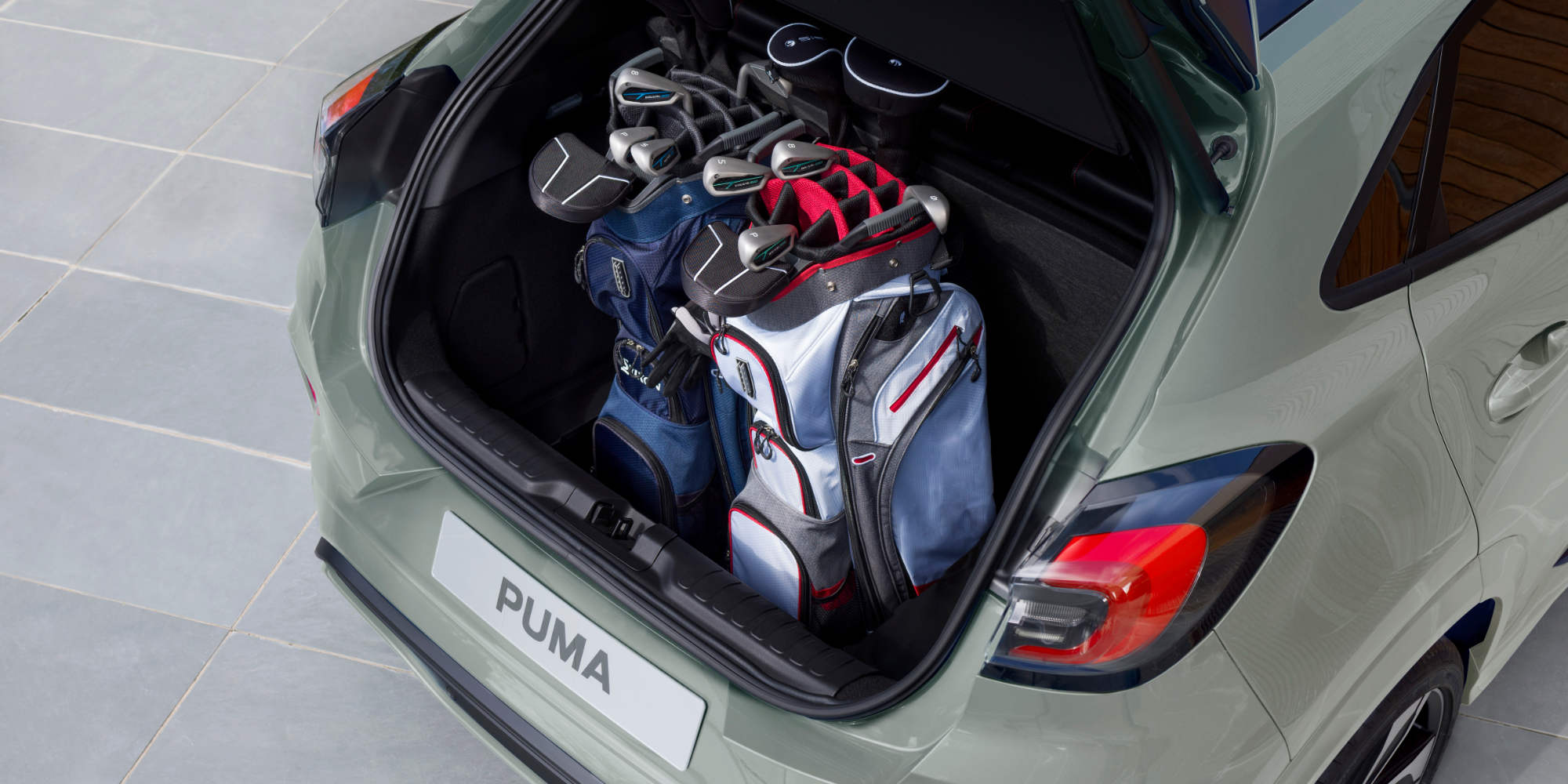 Ny Ford Puma SUV bagagerum med golfudstyr
