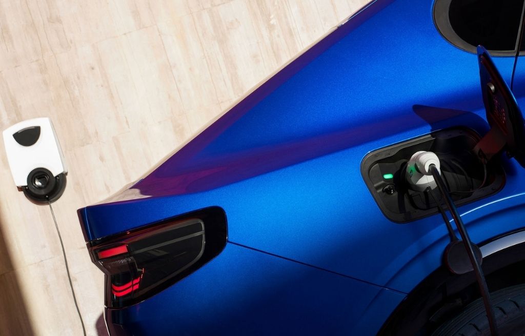 billede af ford capri der oplader ved ladeboks