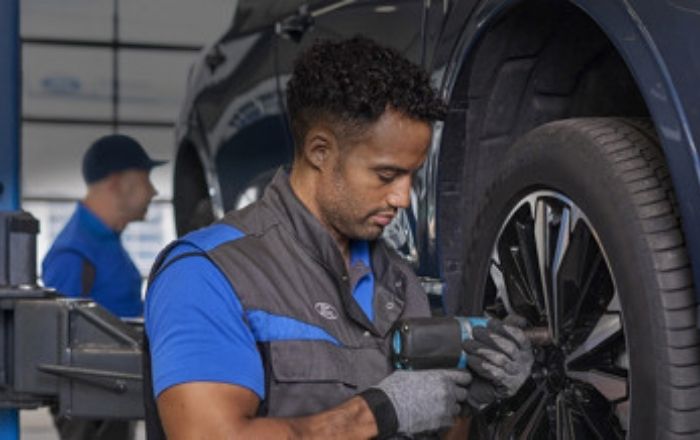 billede af ford mekanikere der udfører service