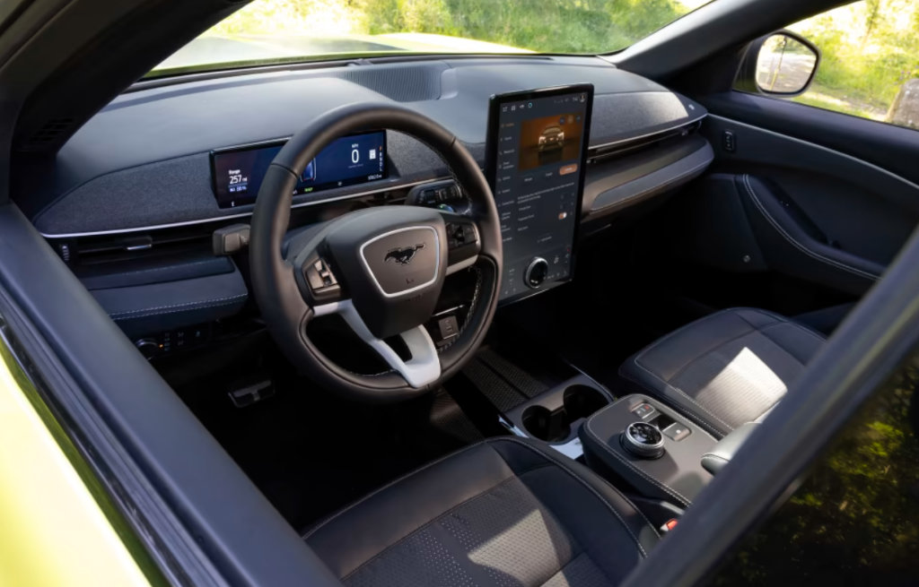 Ford Mustang Mach-E Rally sisätilat