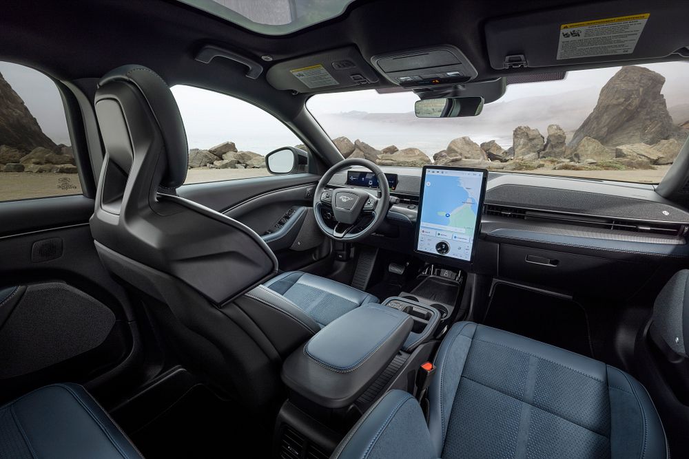 2026 Mustang Mach-E GT California ohjaamo 2026 Mustang Mach-E GT California ohjaamo