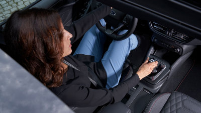 Femme au volant d'une voiture