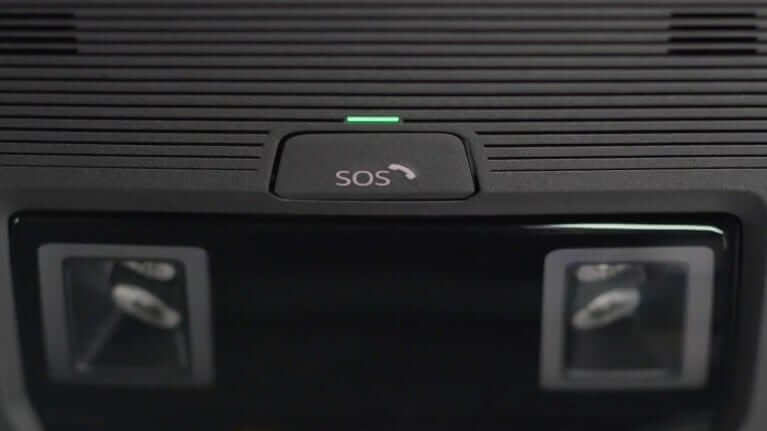 Gros plan du bouton SOS de la fonction eCall, situé au plafond de l’habitacle