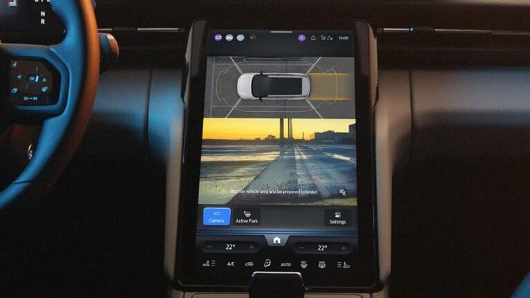 Gros plan de l’écran tactile SYNC dans la Ford Explorer, affichant l’utilisation de la caméra 360°