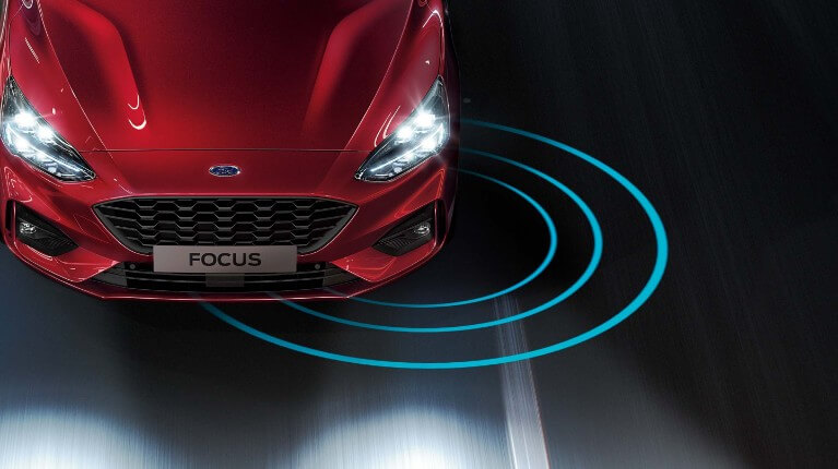 Ford Focus rouge sur la route