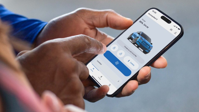 Homme utilisant l'application FordPass