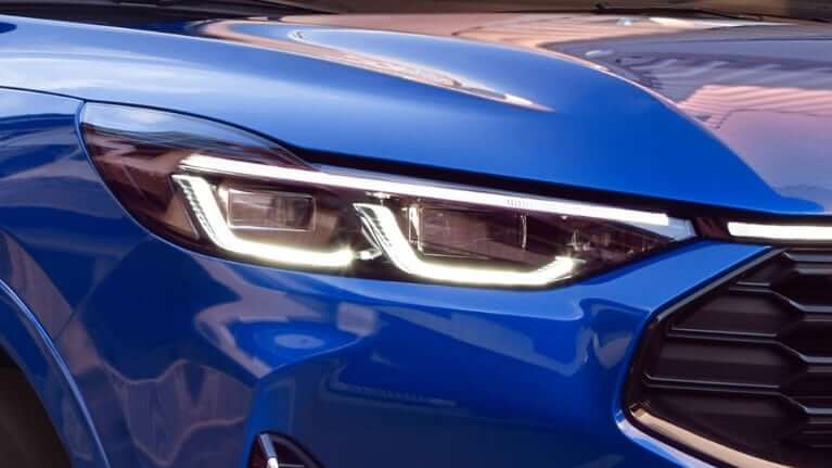 Feux anti-éblouissement Feux de route anti-éblouissement d'une Mach-E bleue