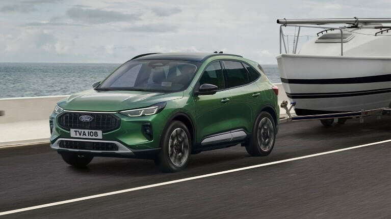 Ford Kuga tractant un petit bateau