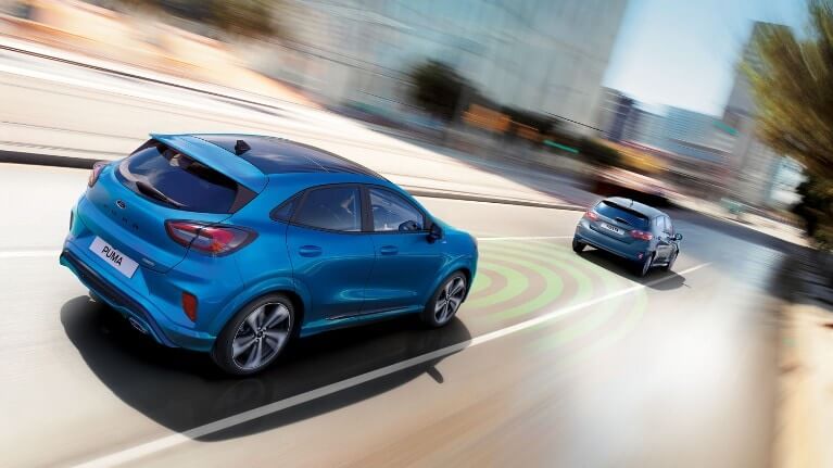 Ford Puma bleue avec régulateur de vitesse adaptatif