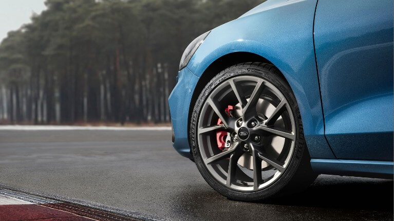 Gros plan de la roue d'une Ford Puma