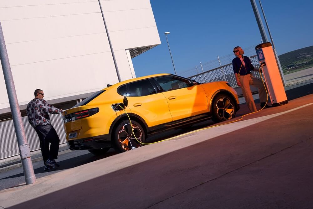 Ford Capri jaune en charge